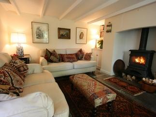 Hollyhocks Cottage is in Bodmin, Cornwall
