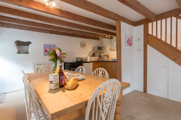 Cob Cottage at Higher Tregidden is in The Lizard, Cornwall