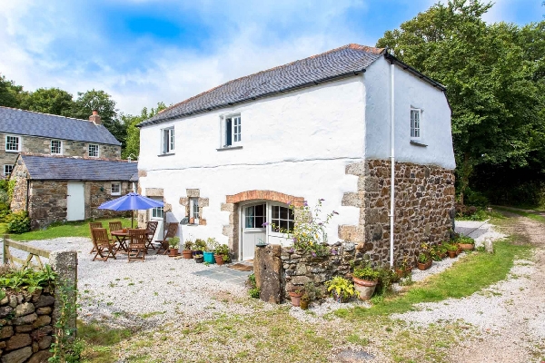 Cob Cottage at Higher Tregidden is located in The Lizard