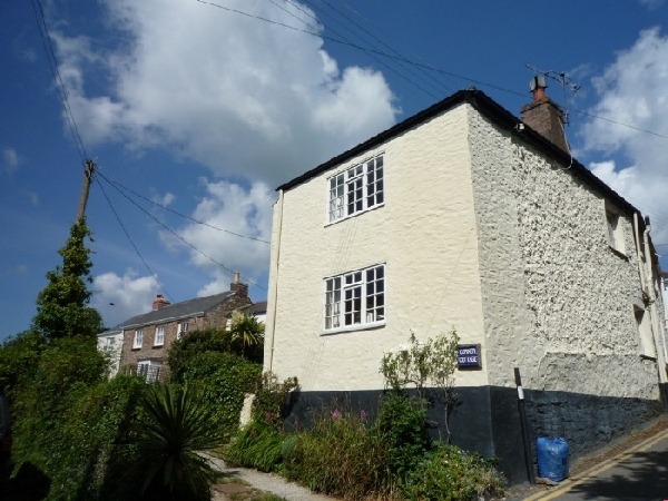 Corner Cottage is located in St Mawes