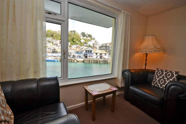 Flat 4, West Quay House, is located in Looe
